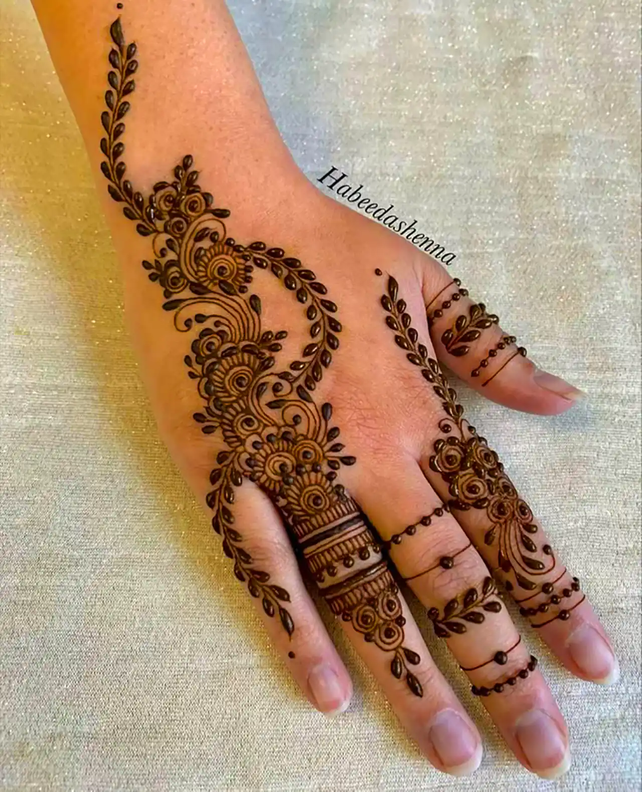 طراحی شیک حنا روی دست