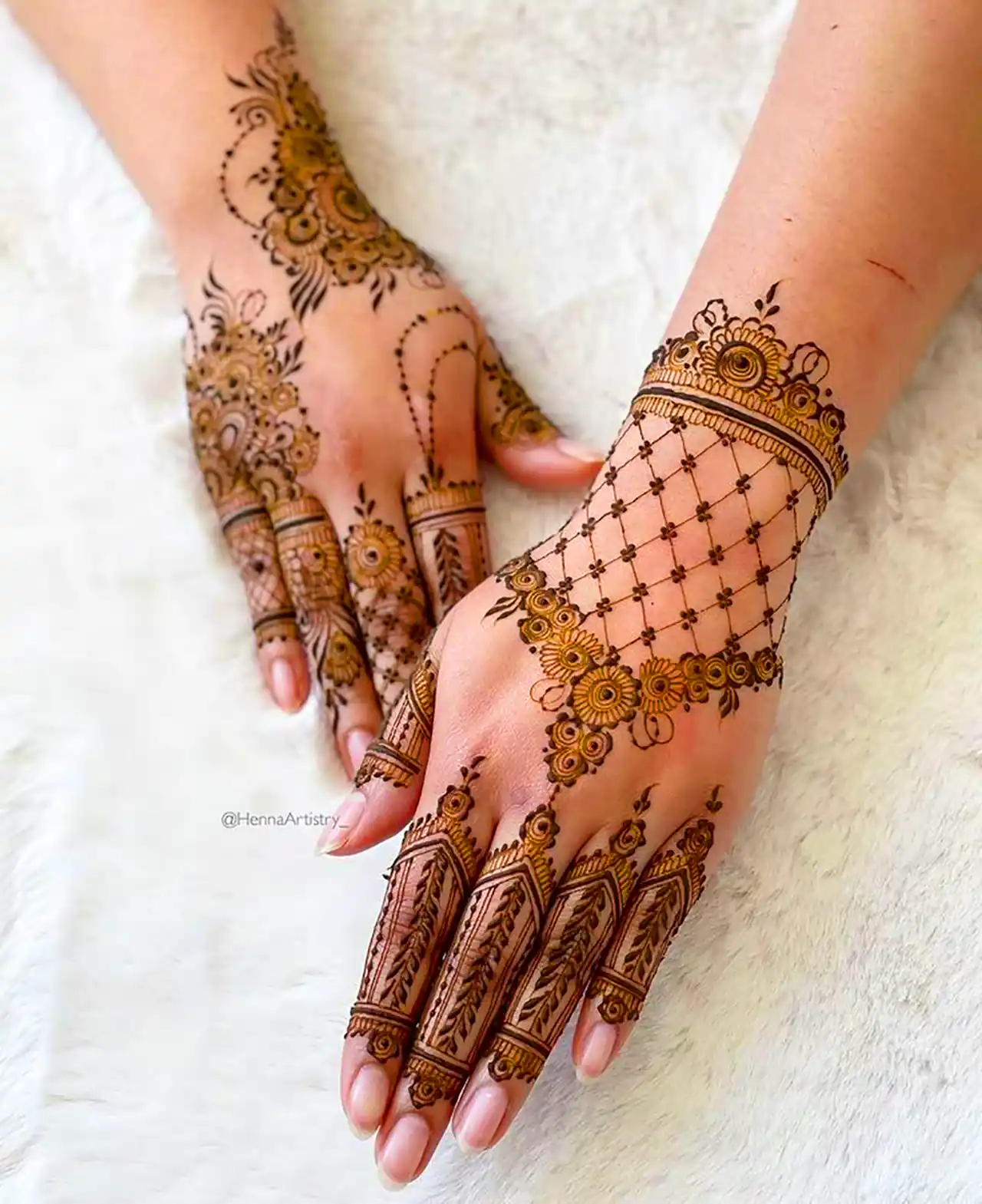طراحی شیک حنا روی دست