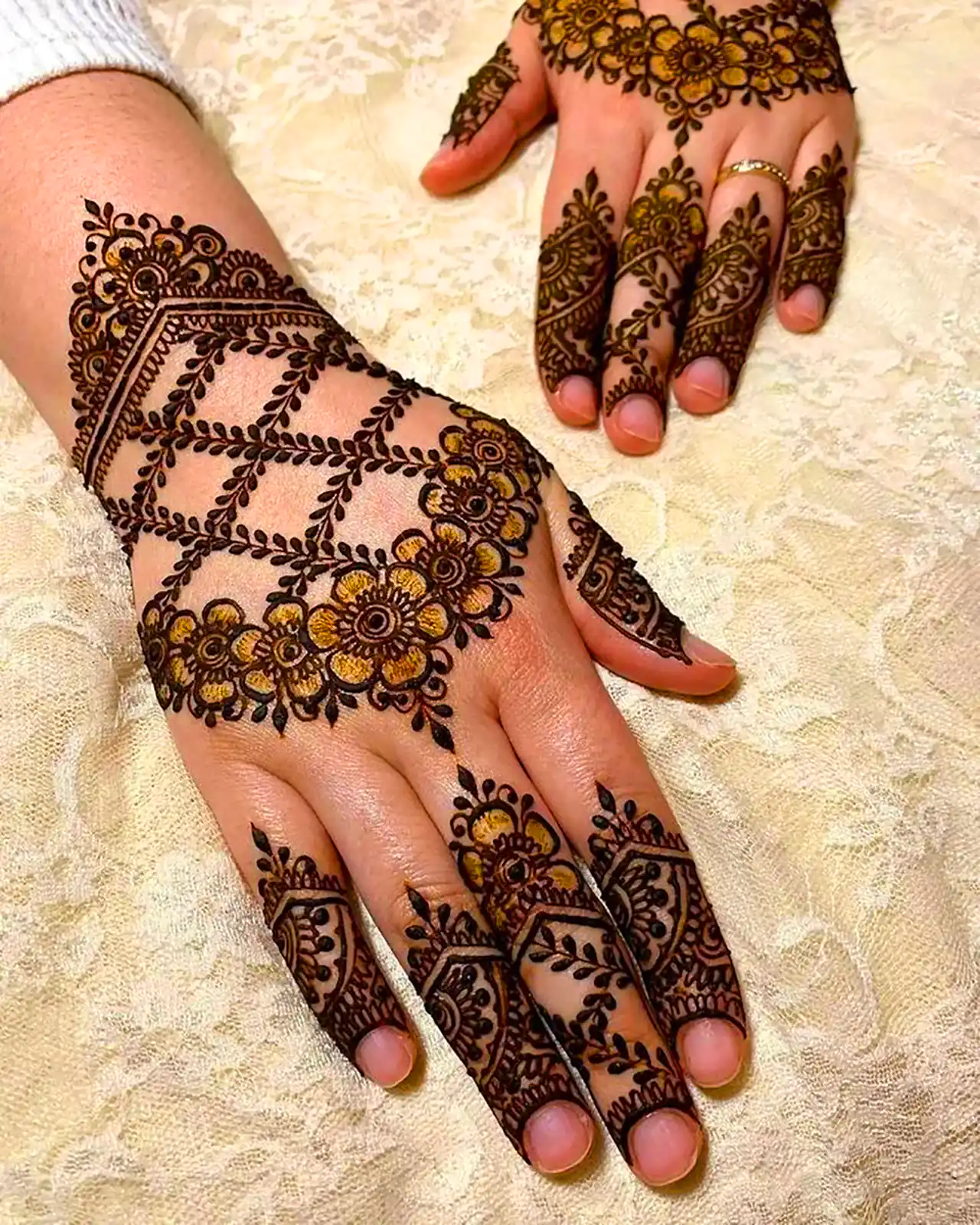 طراحی شیک حنا روی دست