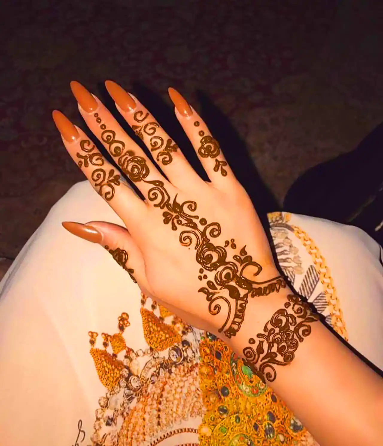 طراحی شیک حنا روی دست