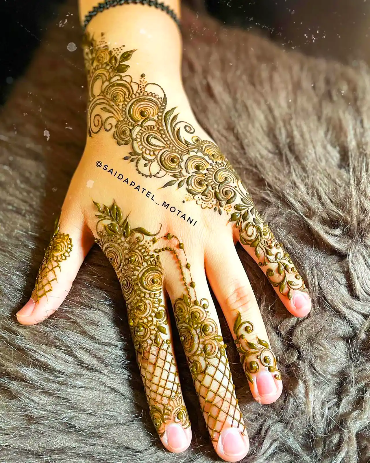 طراحی شیک حنا روی دست
