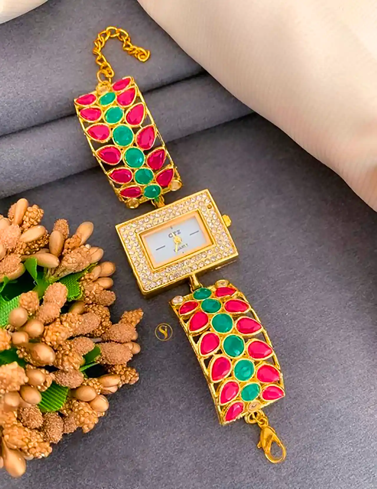 ساعت زنانه با طراحی خوشگل 