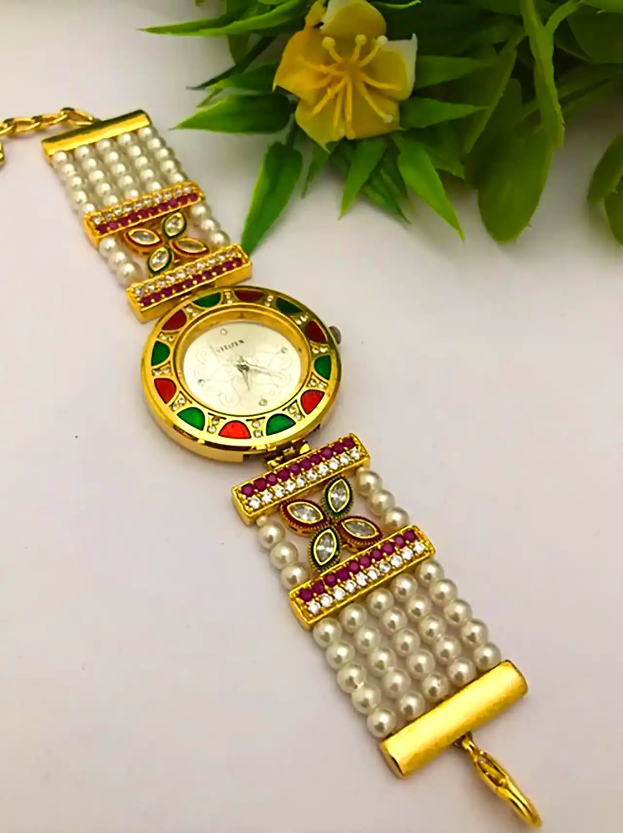 ساعت زنانه با طراحی خوشگل 