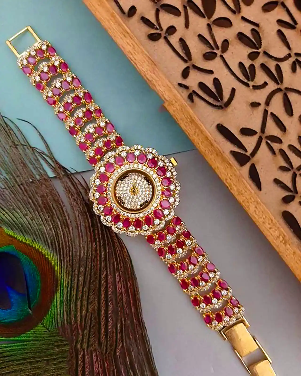 ساعت زنانه با طراحی خوشگل 