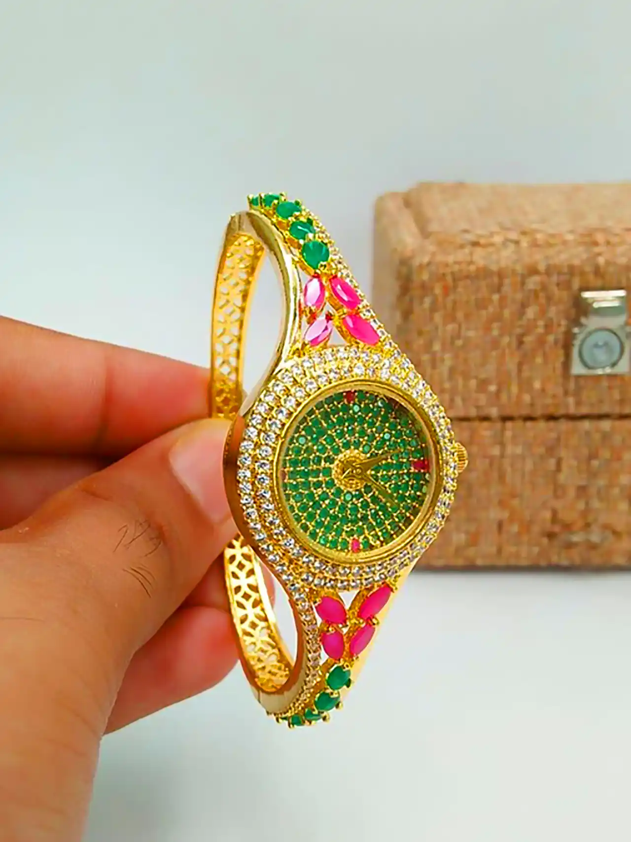ساعت زنانه با طراحی خوشگل 