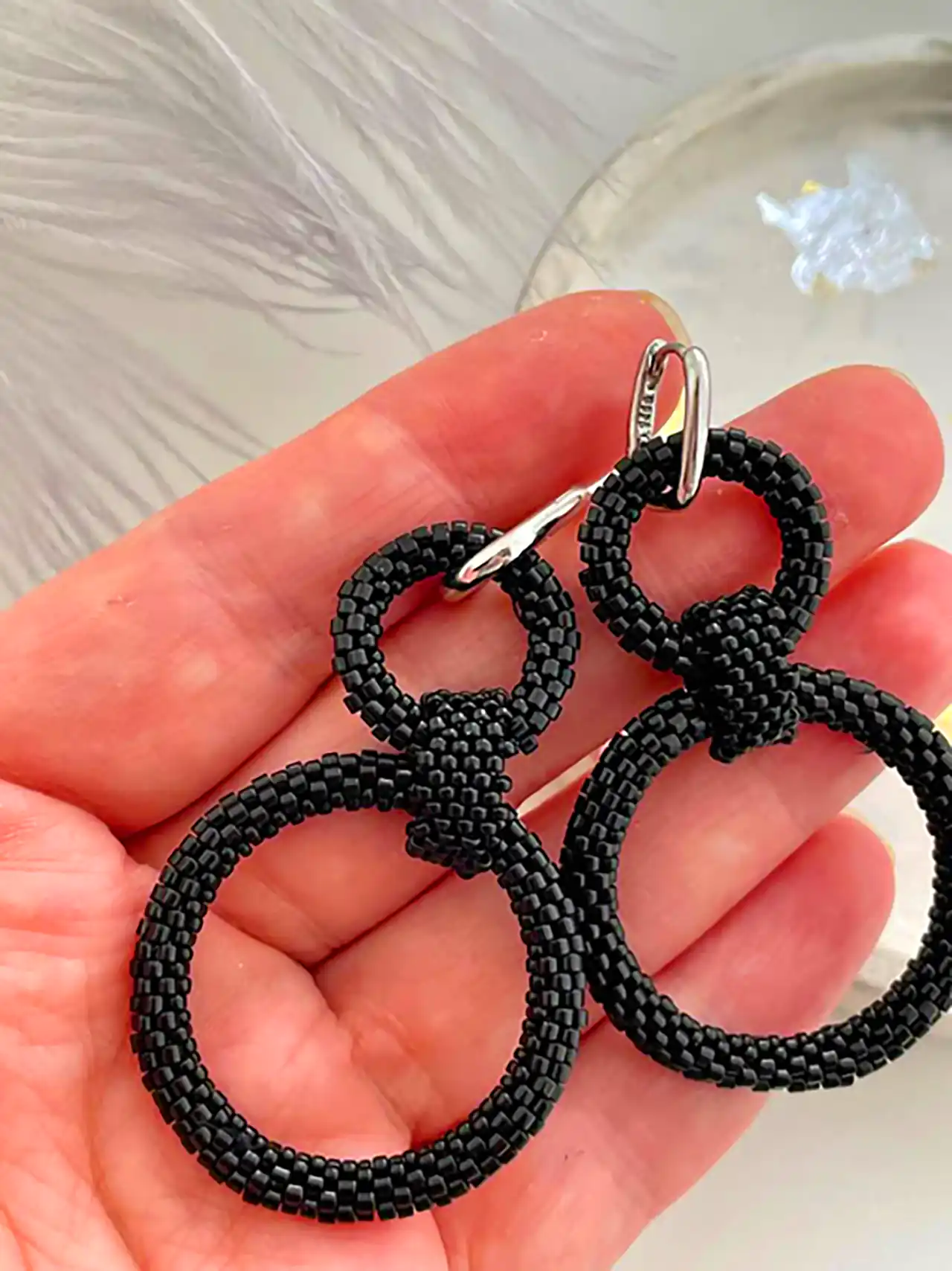 گوشواره شیک و دستساز مشکی 