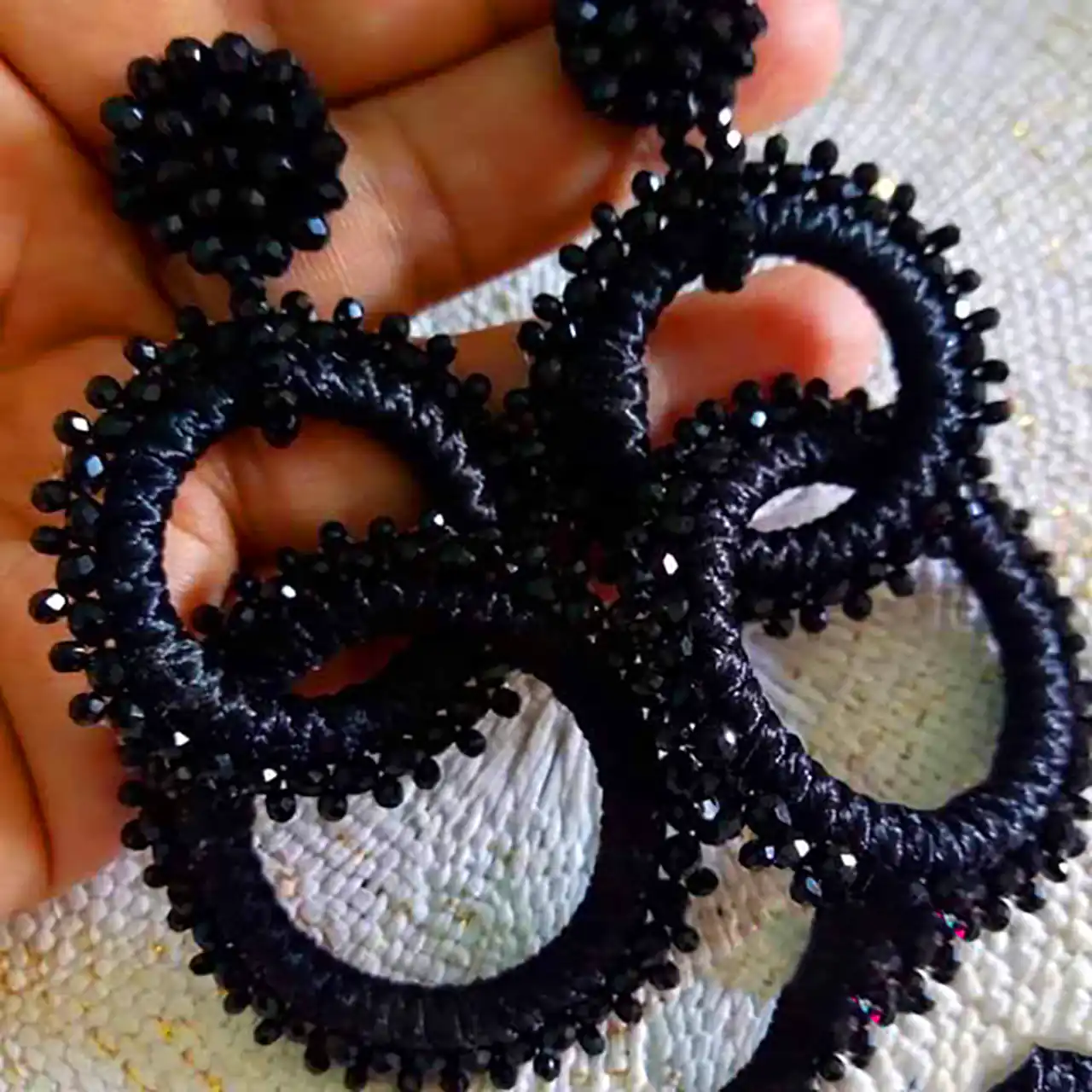 گوشواره شیک و دستساز مشکی 