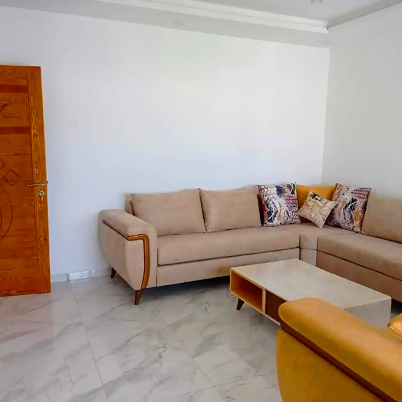 کاناپه شیری مینیمال