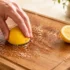 تمیز کردن تخته گوشت چوبی؛ روش درست شستشو، ضدعفونی و رفع بوی بد
