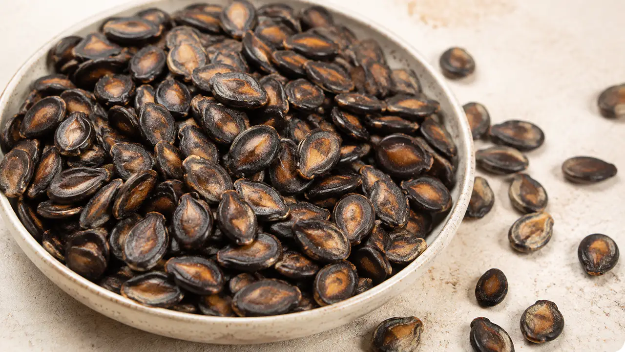 طرز بو دادن تخمه هندوانه در ماهیتابه با آب نمک