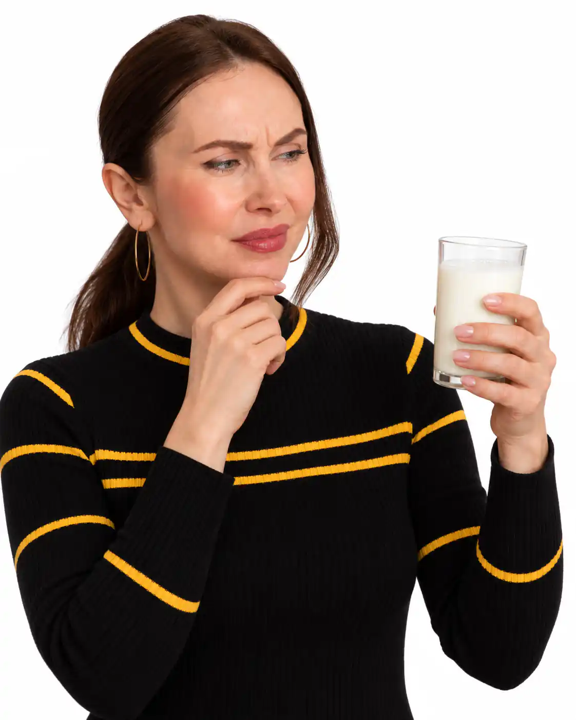 چگونه بفهمیم شیر خراب شده؟ از بو و بریدن شیر تا تاریخ مصرف