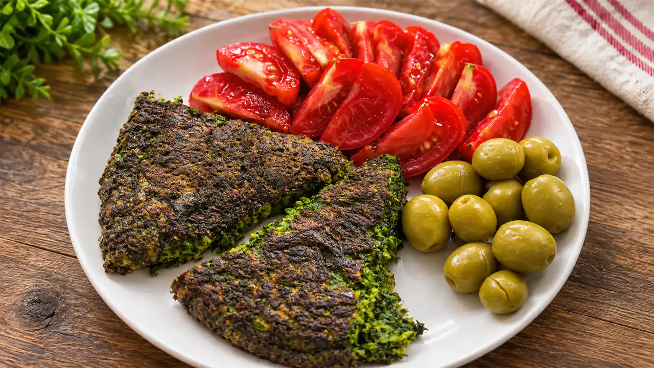 علت شل شدن مایه کوکو سبزی و روش درست جمع کردن آن